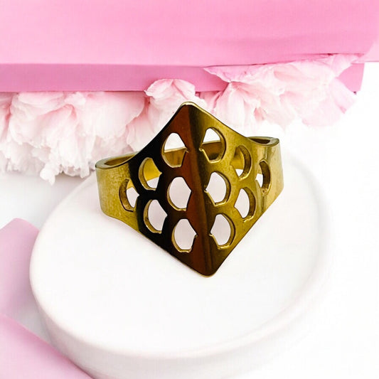 Zlatý prsteň z chirurgickej ocele – moderný dizajn, rozmery 2 x 2 cm HP1