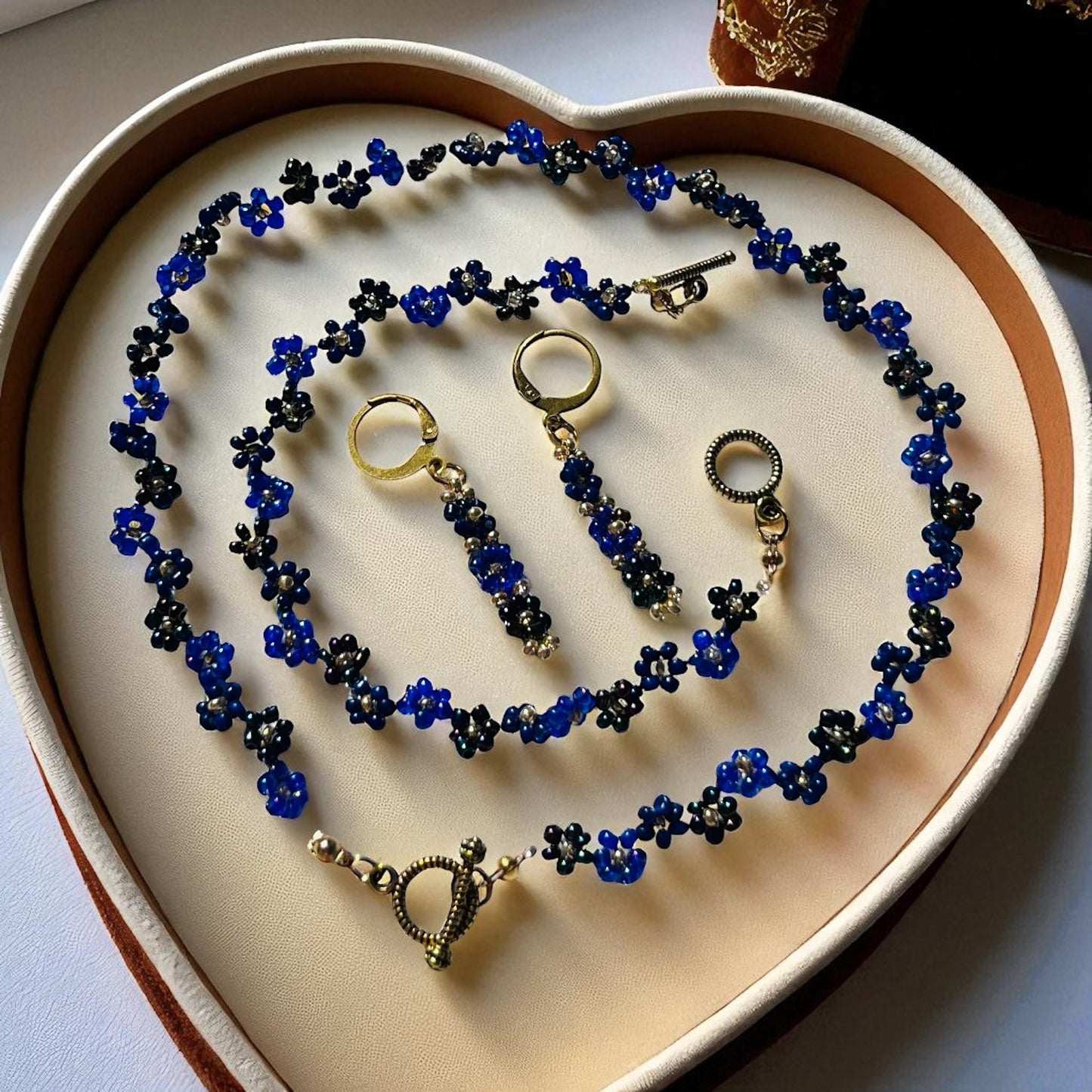 Set Nočná harmónia – tmavomodrý šperk z brúsených korálkov s náhrdelníkom, náramkom a náušnicami z chirurgickej ocele Harakka Jewls