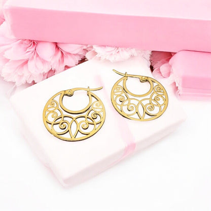 Elegantné Náušnice z Chirurgickej Ocele so Zdobeným Ornamentom v Zlatom Prevedení náušnice NA0053