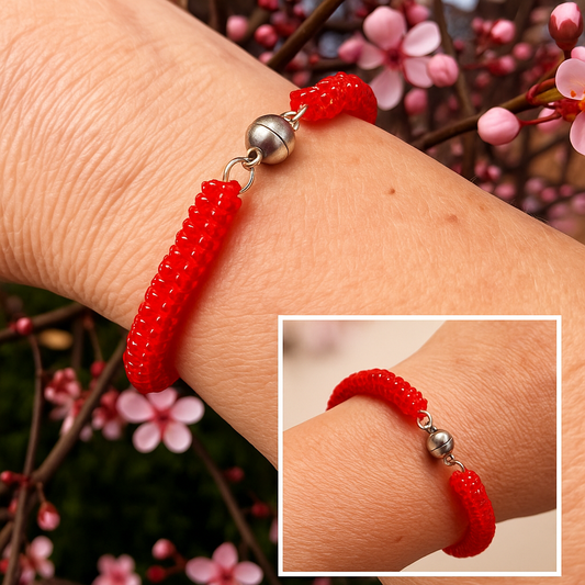 Náramok Červený Plameň – červený náramok z korálok s magnetickým zapínaním, symbol odvahy a ochrany | Harakka Jewls