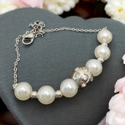 Camilla bracelet – white pearls with a sparkling ball | HARAKKA