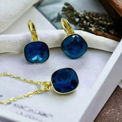 Set Dark Blue S0003 – elegantný zlatý prívesok a náušnice s tmavomodrým kameňom, talizman pokoja, hĺbky a vyváženej elegancie