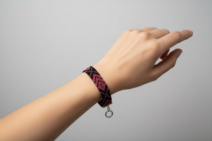 Handwoven bracelet – Silent passion