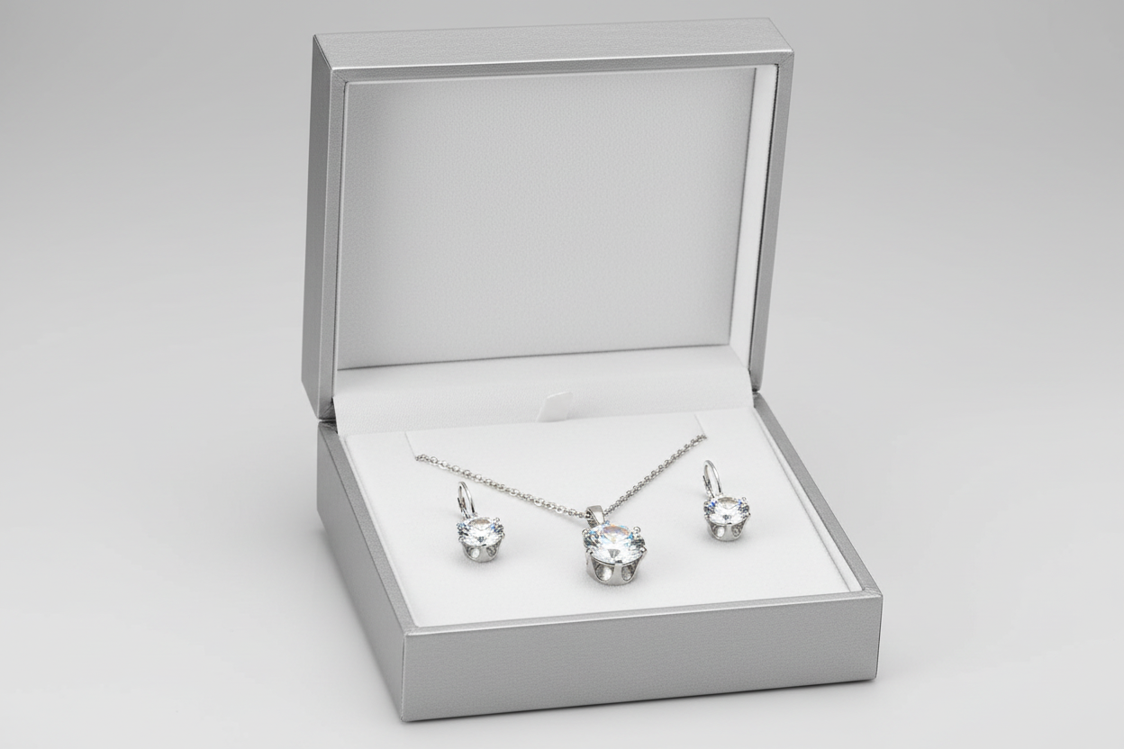 Strieborný set z chirurgickej ocele s bielymi kamienkami – náušnice a prívesok Harakka Jewls