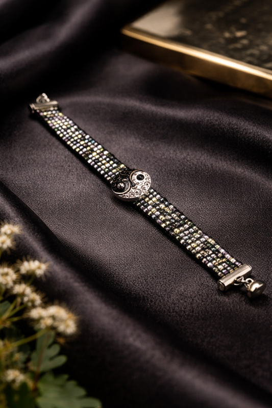 Ručne robený čierno-strieborný náramok so symbolom jin a jang Harakka