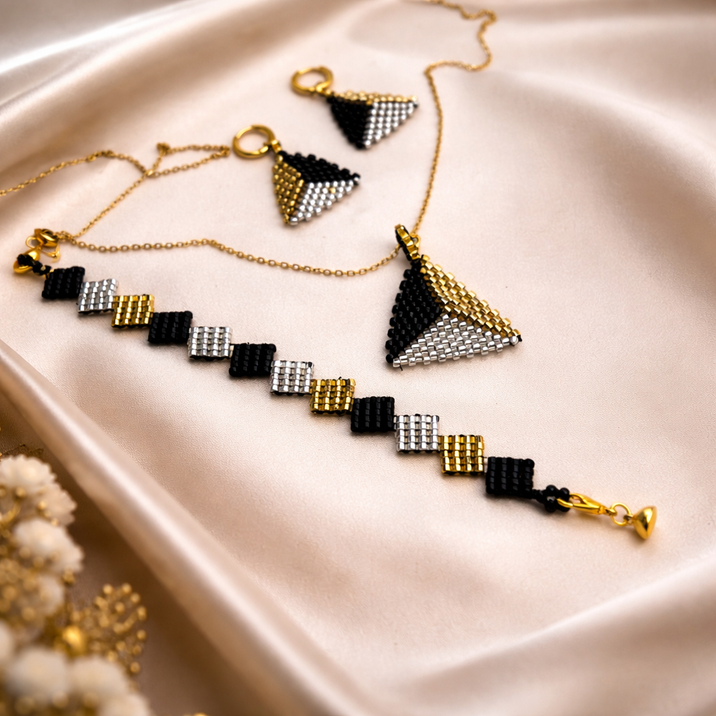 Ručne robený set šperkov v čiernej striebornej a zlatej farbe s geometrickým vzorom Harakka