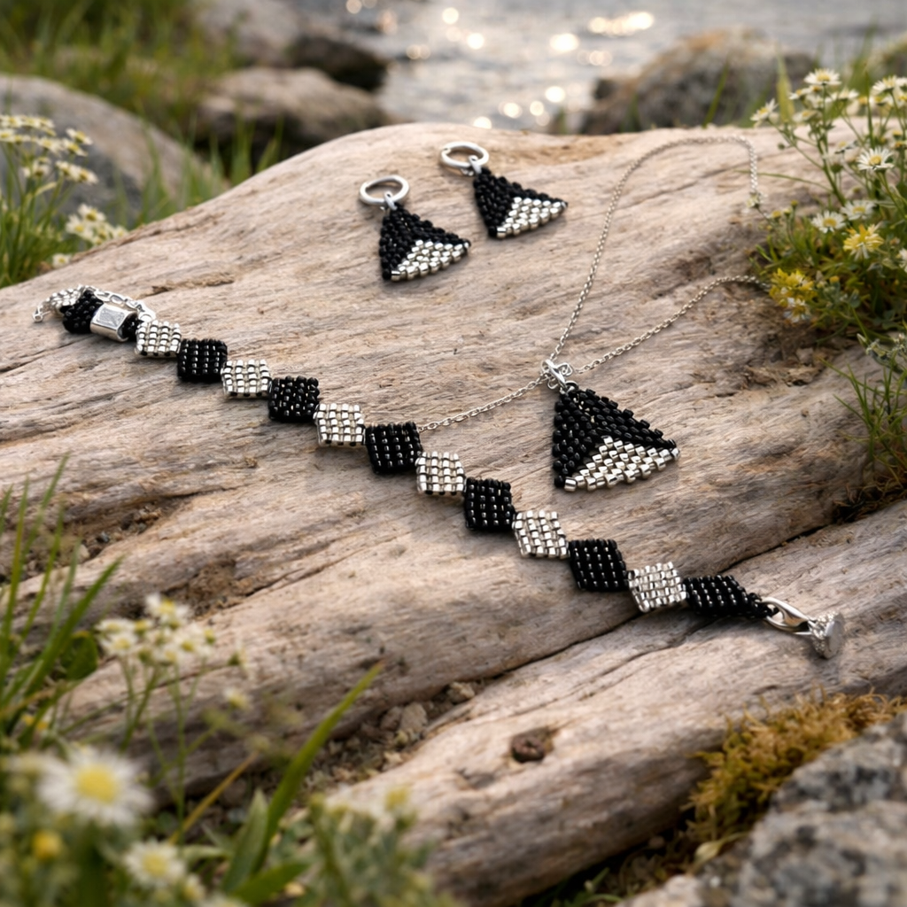 Ručne robený čierno strieborný set šperkov s geometrickým vzorom Harakka