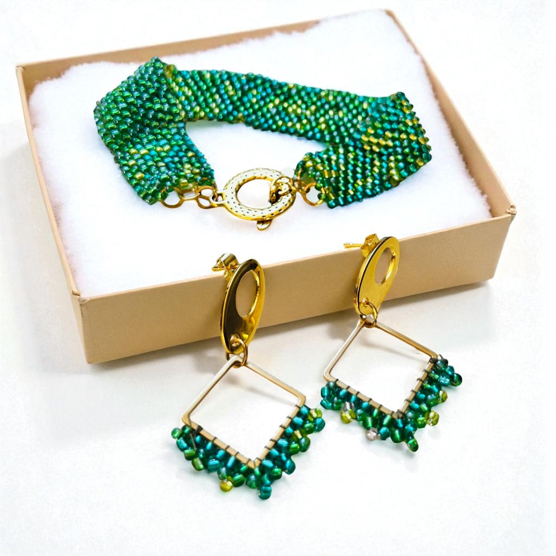 zelený korálkový set – náramok a náušnice z chirurgickej ocele v zlatom tóne