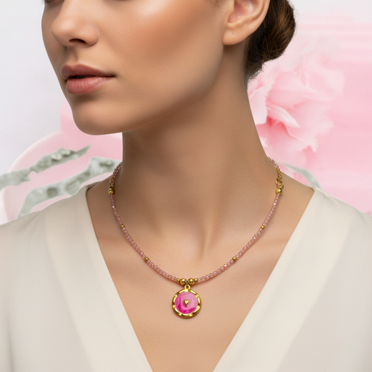 ružový korálikový náhrdelník so zlatým príveskom z chirurgickej ocele