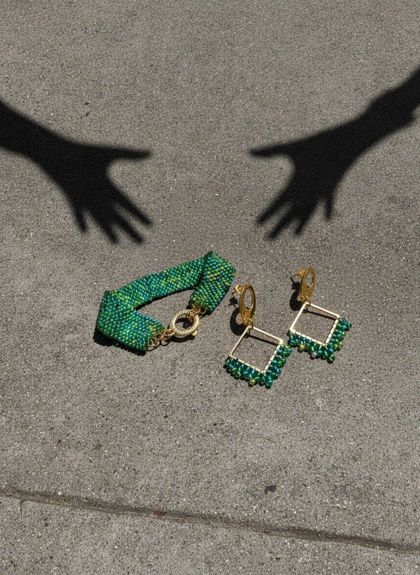 zelený korálkový set – náramok a náušnice z chirurgickej ocele v zlatom tóne