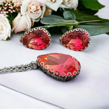 Set Slza Pink – náušnice a prívesok s ružovými zirkónmi v tvare slzy, symbol lásky a nežnosti – Harakka Jewls
