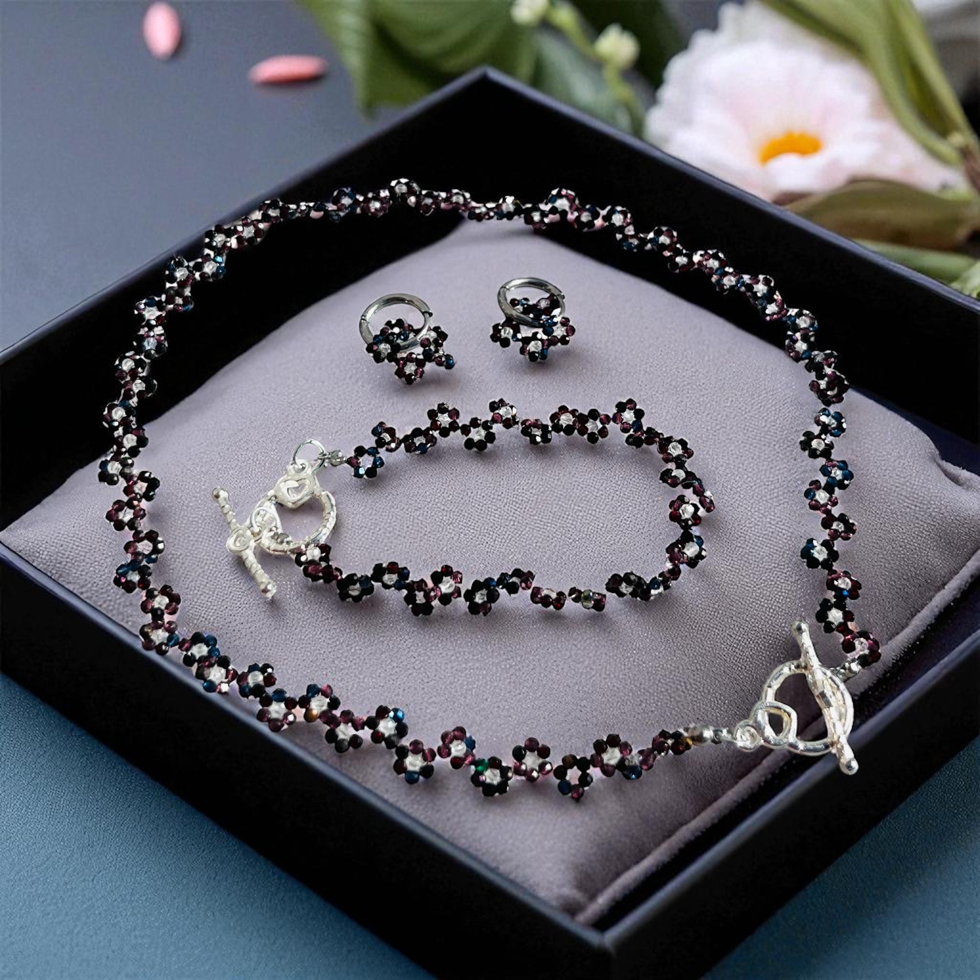 Set Rubínový Sen – tmavočervený šperk z brúsených korálkov s náhrdelníkom, náramkom a náušnicami z chirurgickej ocele Harakka Jewls
