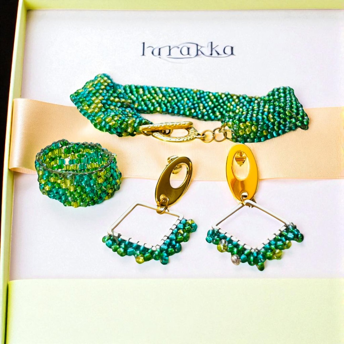 zelený korálkový set – náramok a náušnice z chirurgickej ocele v zlatom tóne