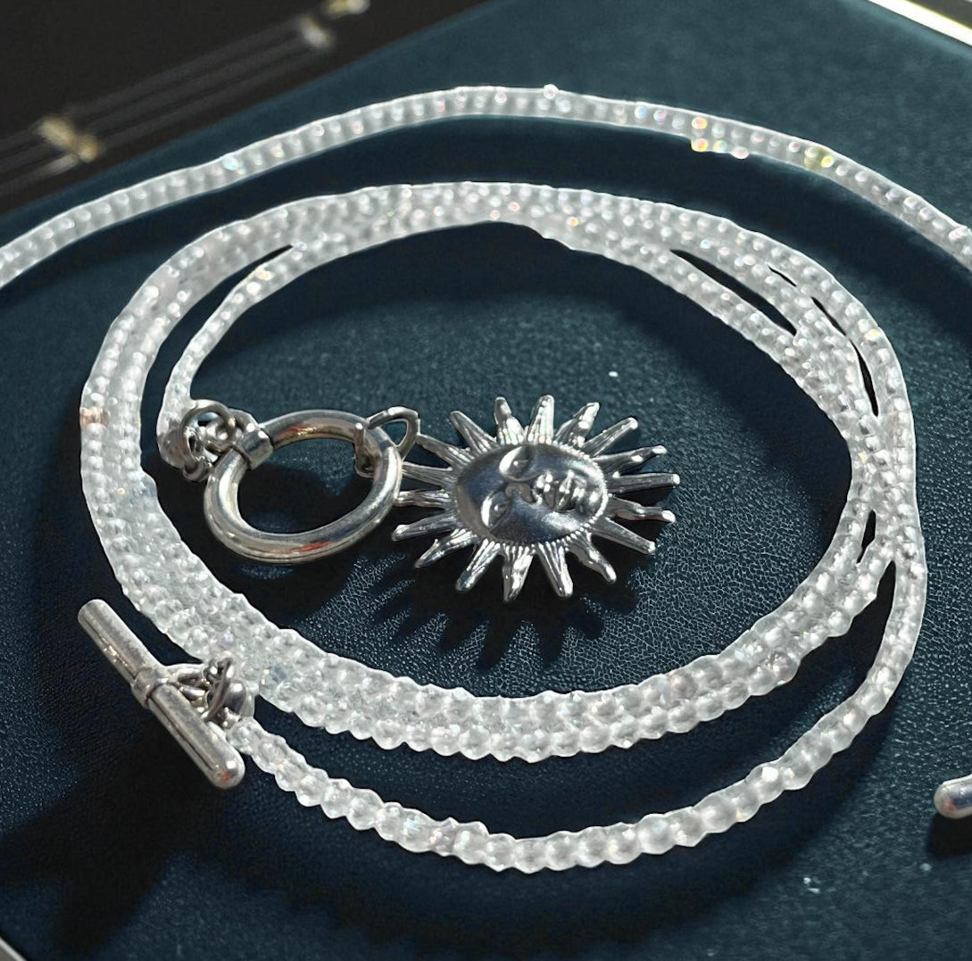 Set Slnečné spojenie – náhrdelník a náramok s príveskom Slnka a Mesiaca z chirurgickej ocele, priesvitné korálky Harakka Jewls