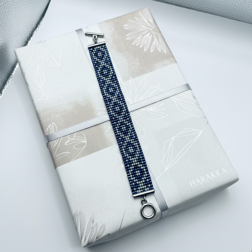 Ručne tkaný náramok Ranná Rosa v bielo-svetlomodrej kombinácii na drevenom podklade

Detail ručne tkaného folklórneho náramku Ranná Rosa z bielych a svetlomodrých korálikov

Náramok Ranná Rosa na ruke v folklórnom štýle – jemný modrobiely šperk