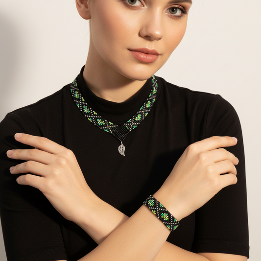 čierno zelený korálkový náhrdelník s lístočkom a náramok Harakka Jewls