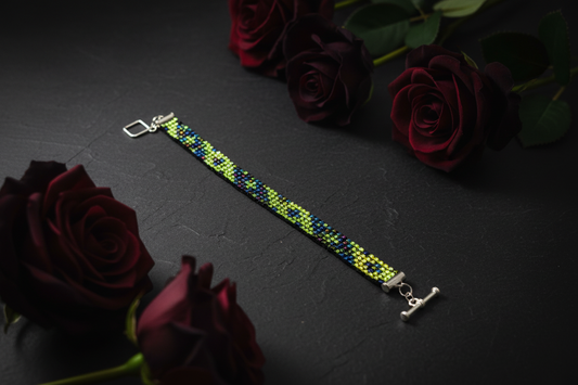 ručný šitý zelený náramok z korálok Harakka Jewls
jemný zeleno modrý náramok ručná práca Slovensko
elegantný minimalistický náramok zelené korálky Harakka
ručný náramok inšpirovaný prírodou Harakka Jewls