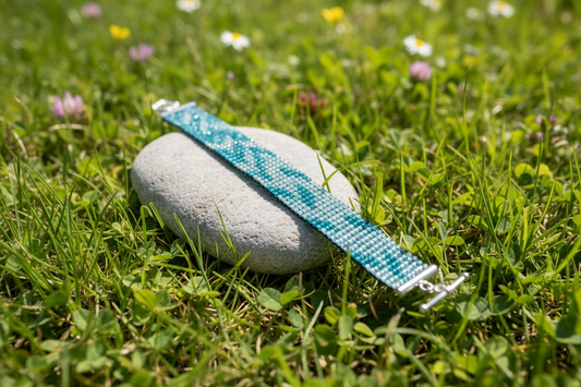 Zelený ručne šitý náramok Perúnov háj Harakka Jewls