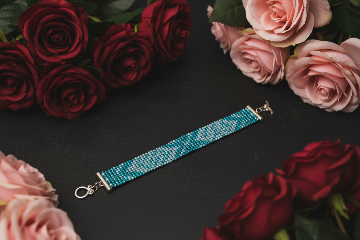 zelený ručne robený náramok Harakka Jewls
smaragdový korálkový náramok detail
elegantný zelený náramok na ruke