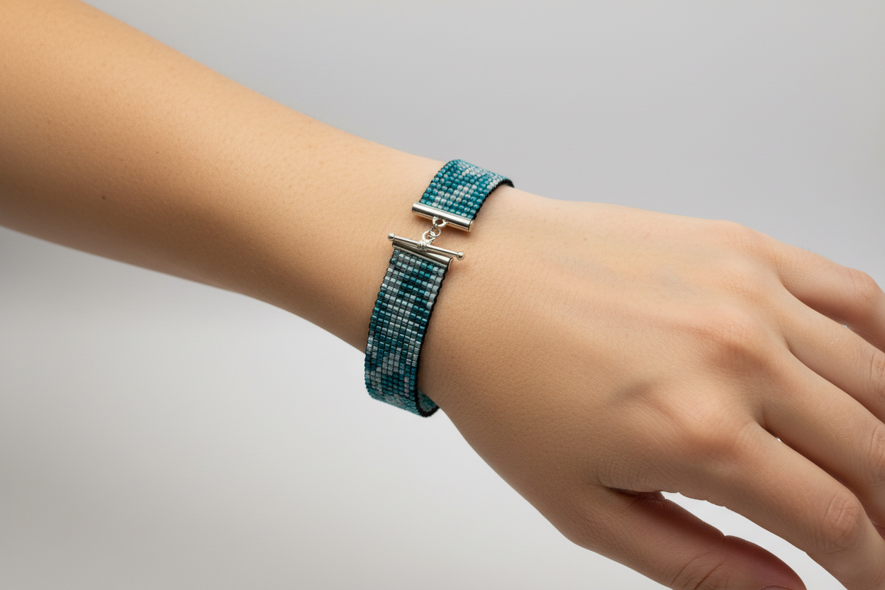 Zelený ručne šitý náramok Perúnov háj Harakka Jewls