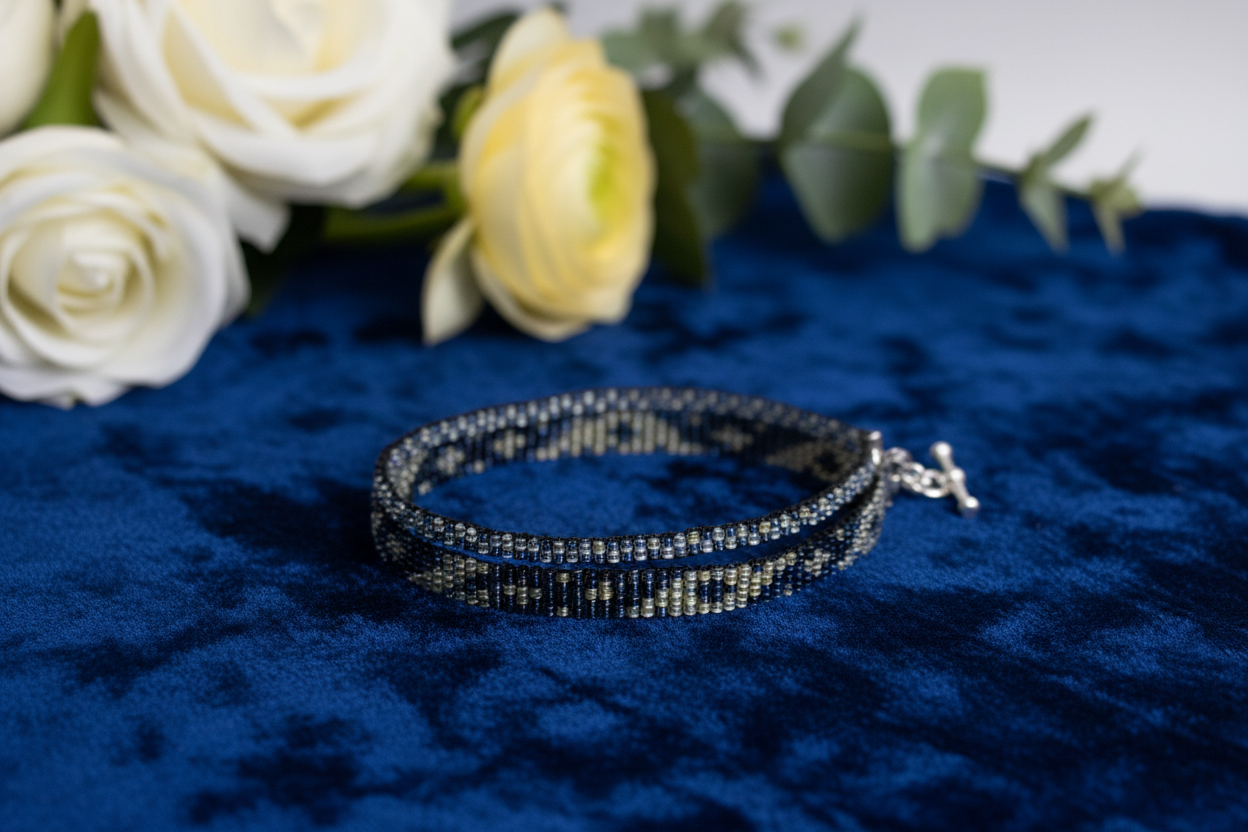 ručně šitý folklórny náramok čierno strieborný Harakka Jewls