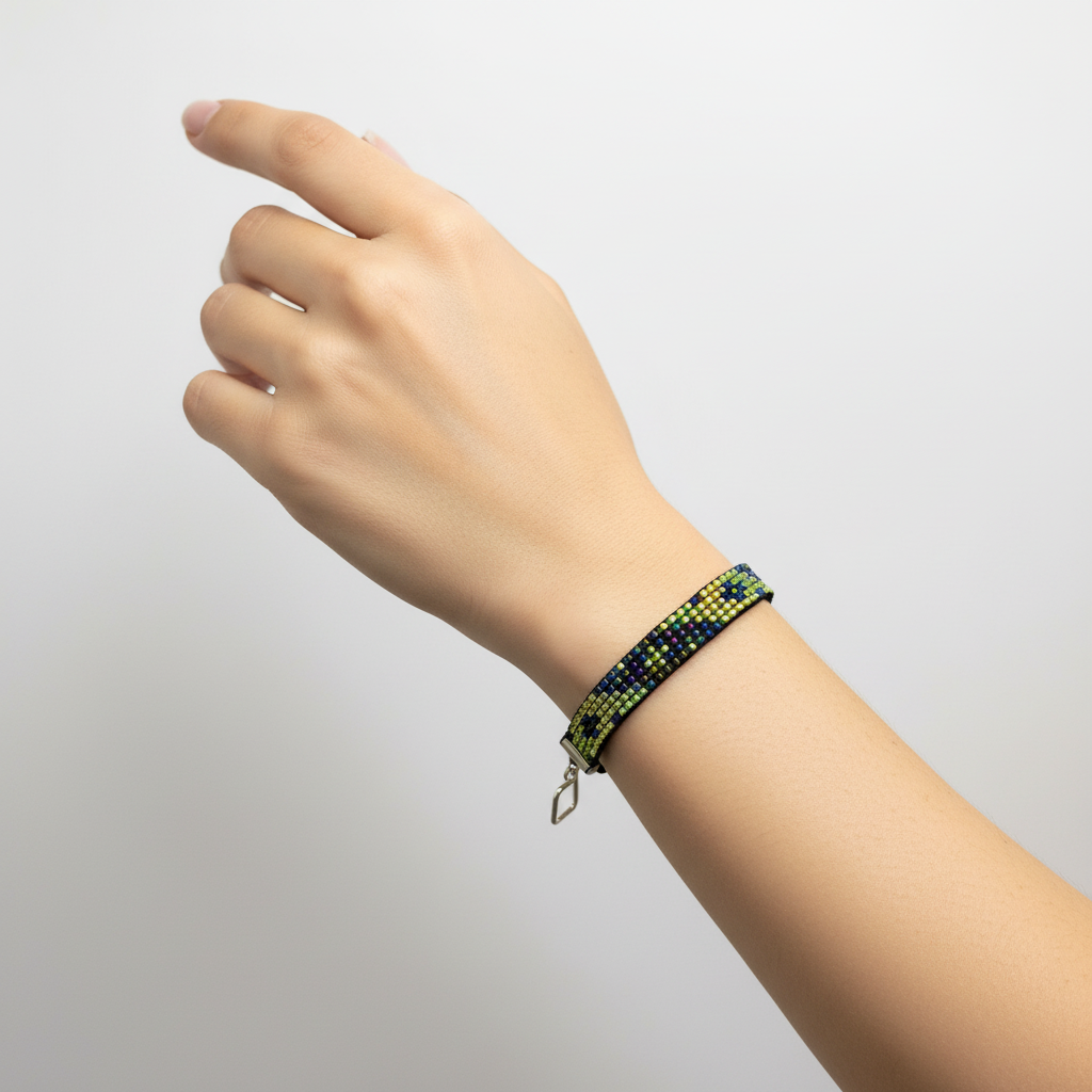 ručný šitý zelený náramok z korálok Harakka Jewls
jemný zeleno modrý náramok ručná práca Slovensko
elegantný minimalistický náramok zelené korálky Harakka
ručný náramok inšpirovaný prírodou Harakka Jewls