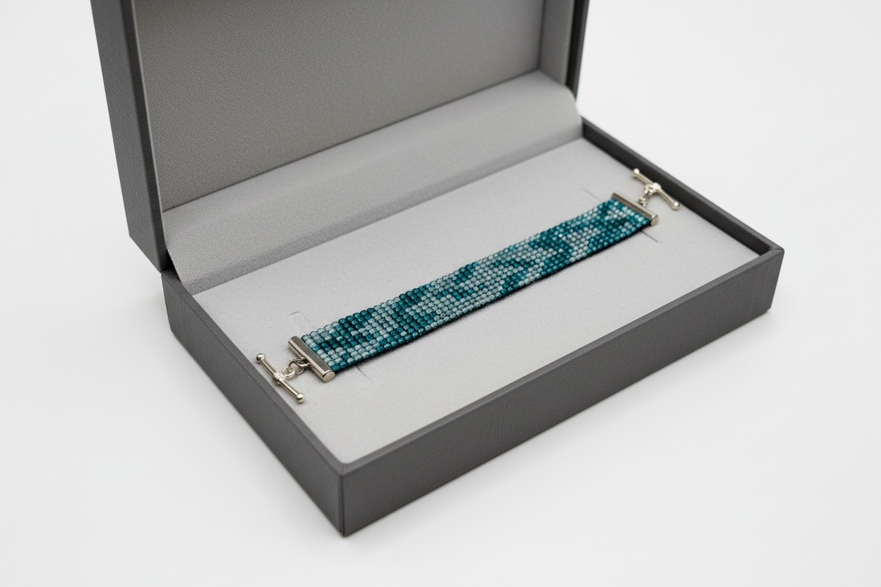 Zelený ručne šitý náramok Perúnov háj Harakka Jewls