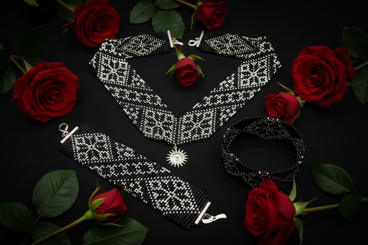 čierno strieborný set so symbolom slnka ručne šitý šperk Harakka Jewls