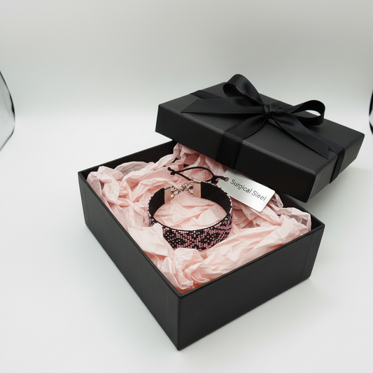 ručné šitý náramok ružovo čierny Harakka Jewls na ruke ženy elegantný šperk