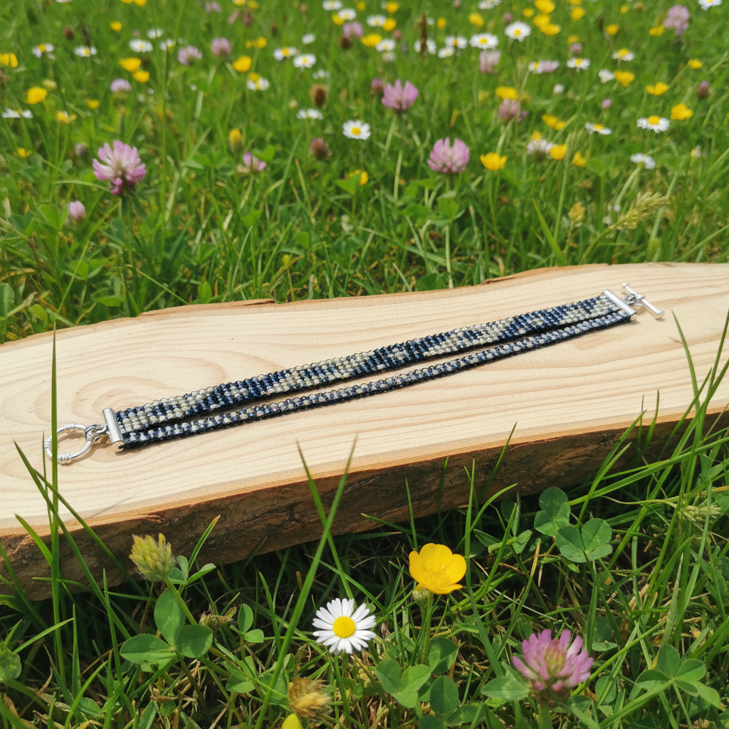 ručně šitý folklórny náramok čierno strieborný Harakka Jewls