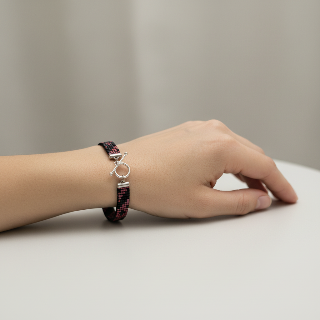 ručně tkaný ružovo čierny náramok Harakka Jewls