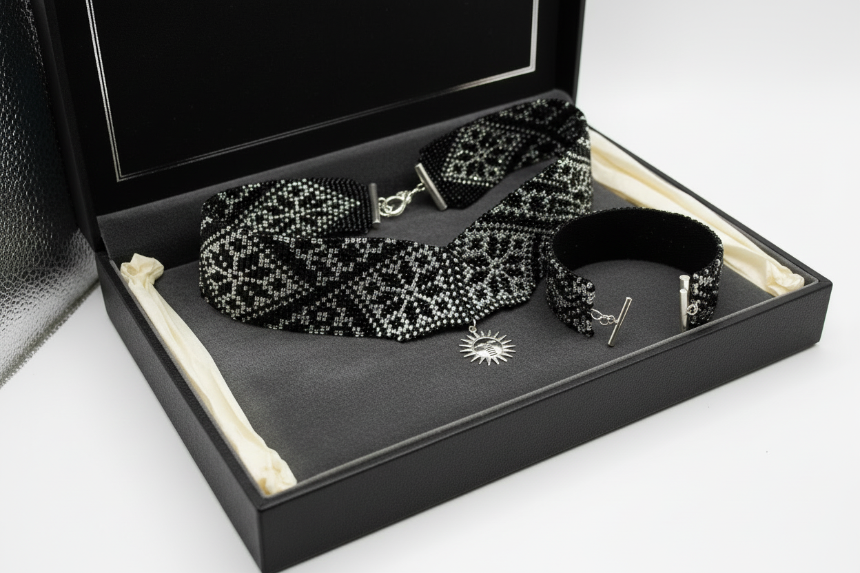 čierno strieborný set so symbolom slnka ručne šitý šperk Harakka Jewls