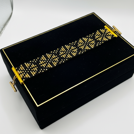 luxusný ručne šitý čierno zlatý náramok ochranný talizman Harakka Jewls