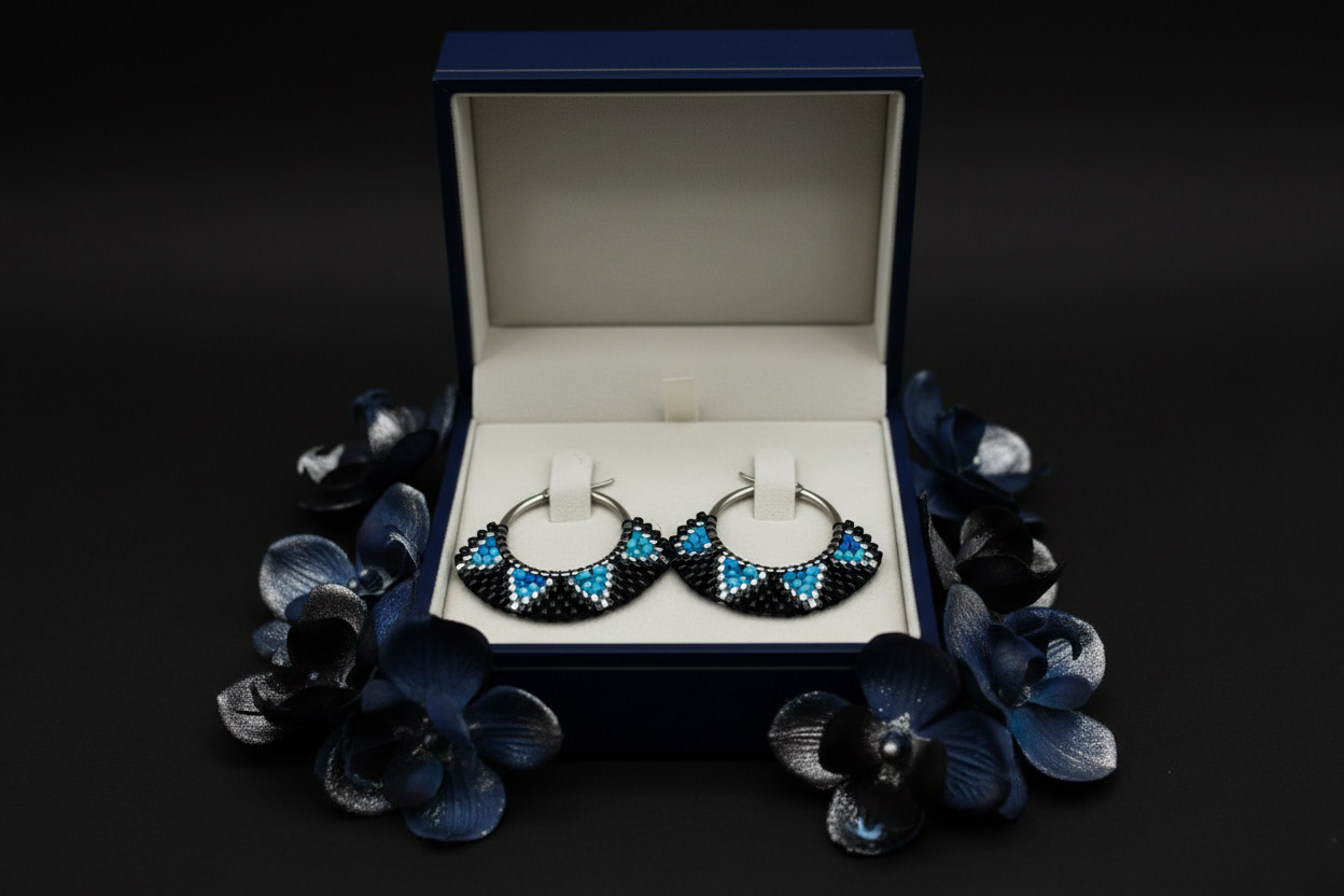 čierno modré korálkové náušnice handmade Harakka Jewls