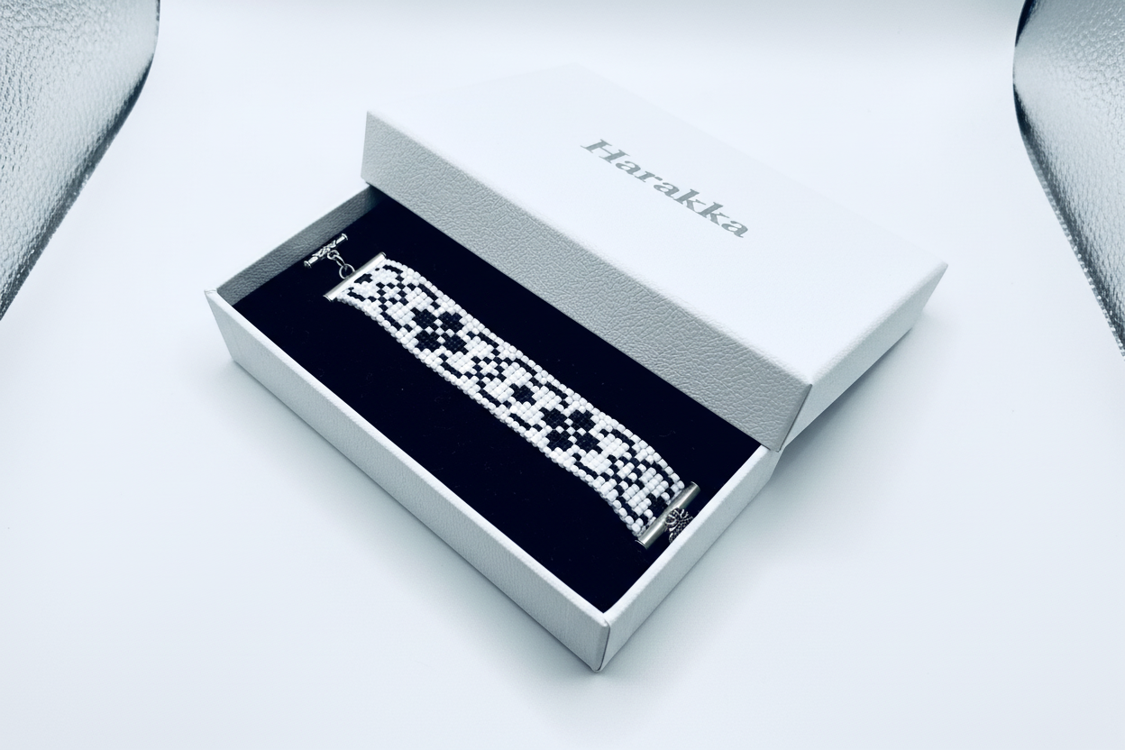 Čiernobiely ručne tkaný slovanský náramok Strážkyňa Bielych Nocí na ruke