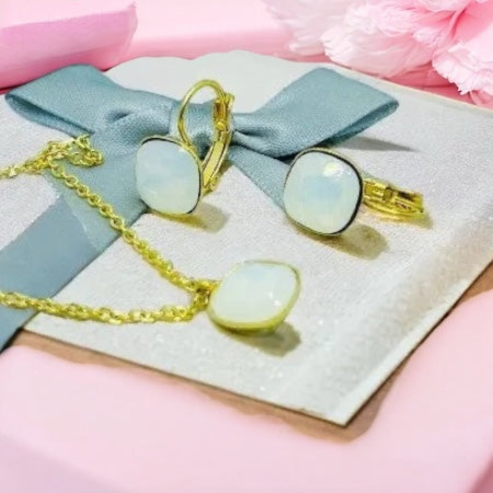 Set White S0001 – elegantný zlatý prívesok a náušnice s bielym kameňom, talizman čistoty, svetla a vyváženej elegancie