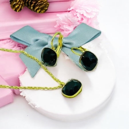 Set Black S0002 – elegantný zlatý prívesok a náušnice s čiernym kameňom, talizman ochrany, rovnováhy a nadčasovej elegancie