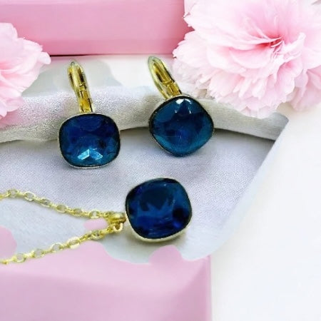 Set Dark Blue S0003 – elegantný zlatý prívesok a náušnice s tmavomodrým kameňom, talizman pokoja, hĺbky a vyváženej elegancie