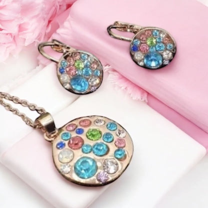 Set Gold Crystal Rose – elegantný ružovozlatý prívesok a náušnice s dúhovými kryštálmi, talizman radosti, sebalásky a žiarivej energie