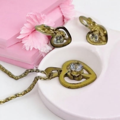 Set Živa – elegantný zlatý prívesok a náušnice s precíznymi zirkónovými detailmi, talizman bohyne života, lásky a večnej obnovy