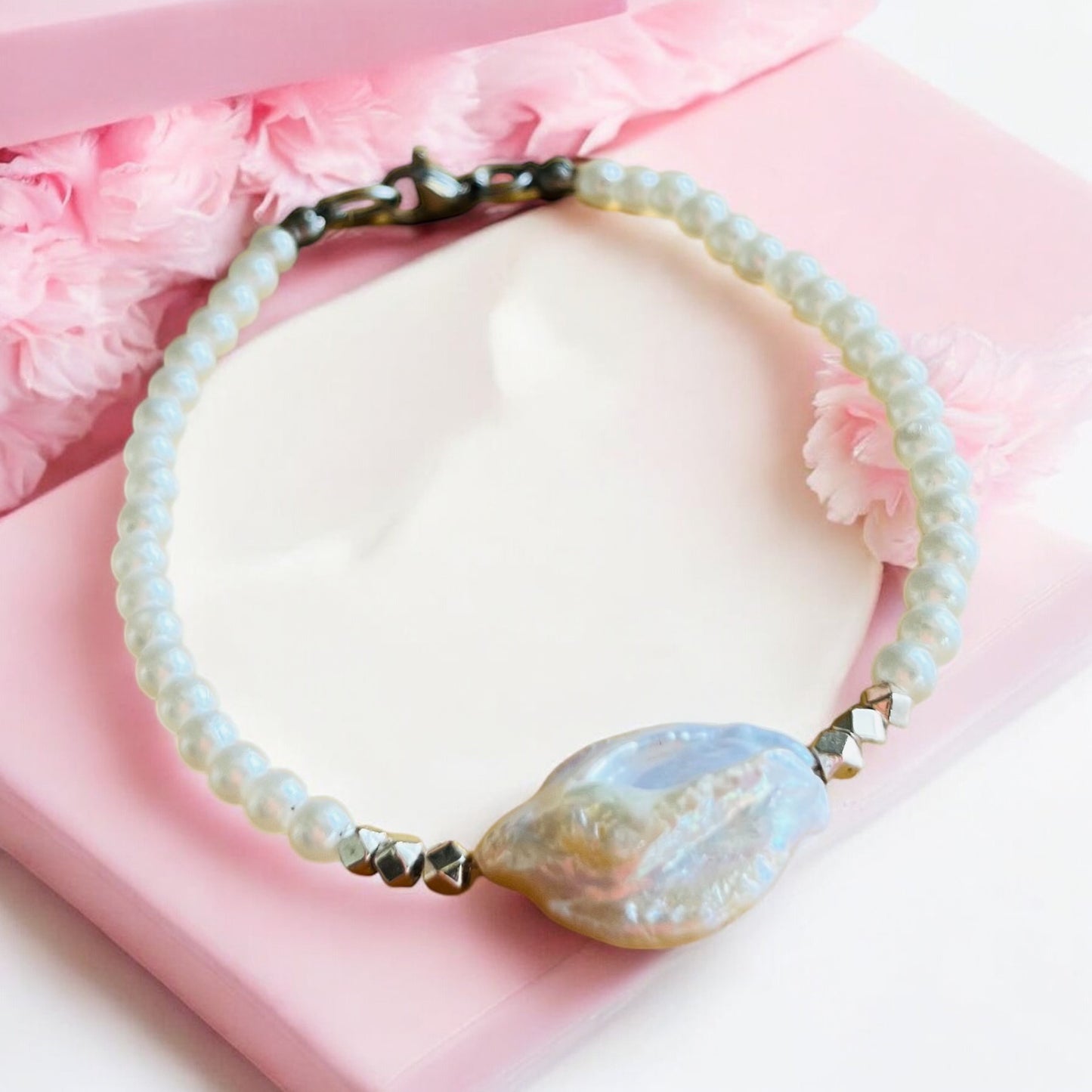 Pearl Lake Bracelet – freshwater pearl, mother-of-pearl beads and hematite
 NA1234