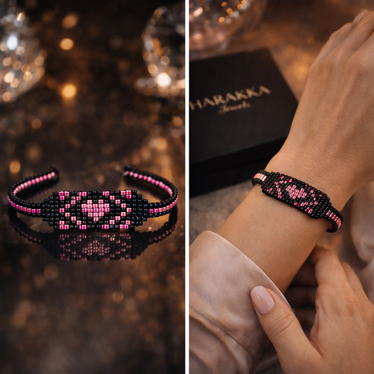 Ručne tkaný náramok s ružovým srdcom z čiernych a ružových korálok Harakka Jewls