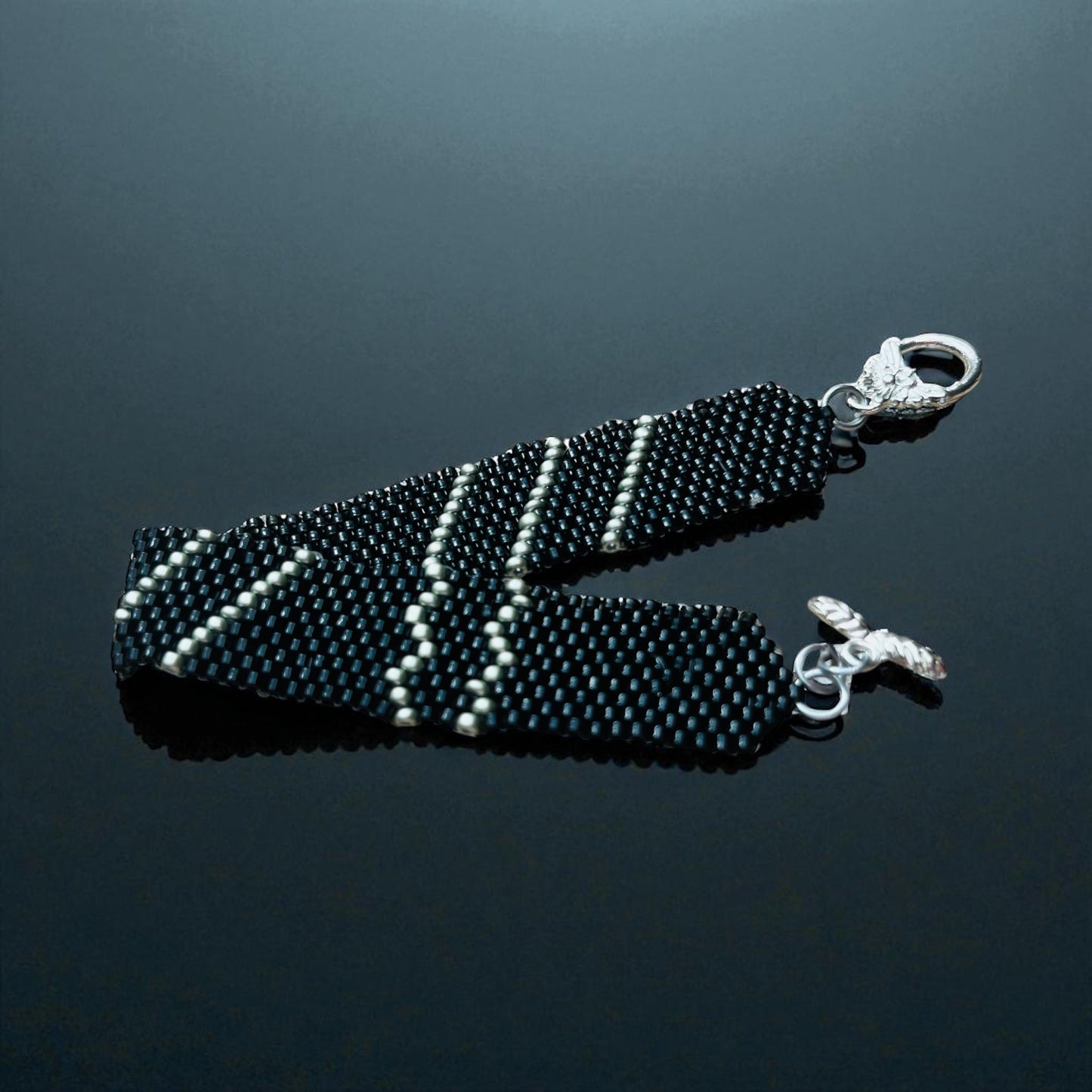 Náramok Tieňová Cesta – čierno-strieborný korálkový šperk so strieborným zapínaním, symbol sily, ochrany a pokoja | Harakka Jewls