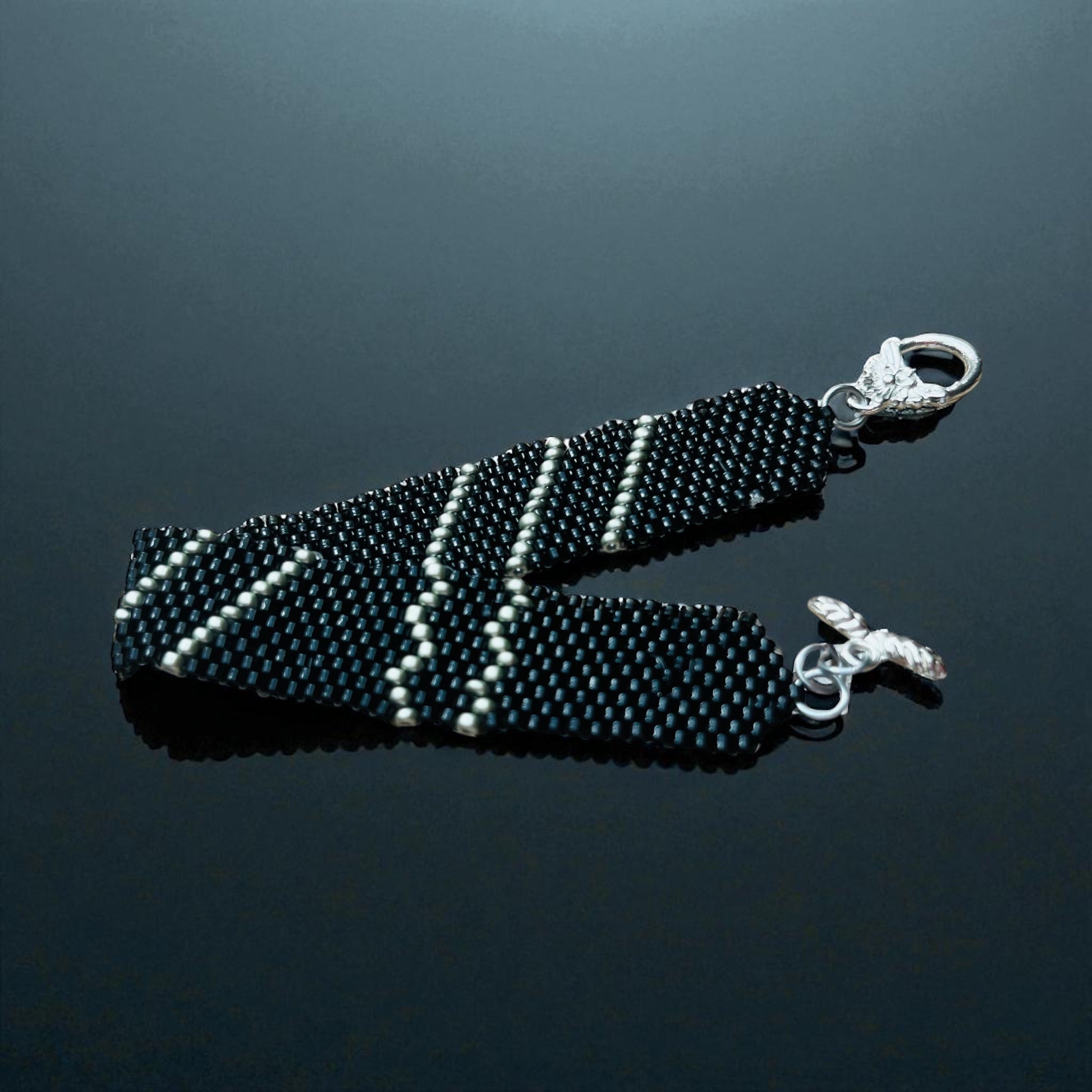 Náramok Tieňová Cesta – čierno-strieborný korálkový šperk so strieborným zapínaním, symbol sily, ochrany a pokoja | Harakka Jewls