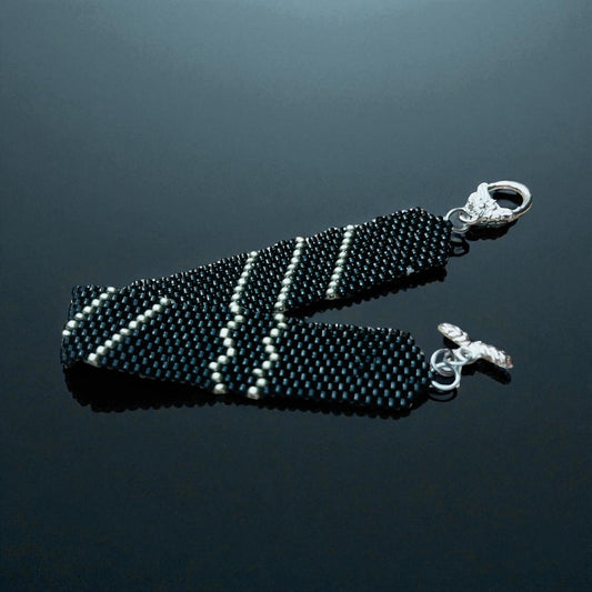 Náramok Tieňová Cesta – čierno-strieborný korálkový šperk so strieborným zapínaním, symbol sily, ochrany a pokoja | Harakka Jewls