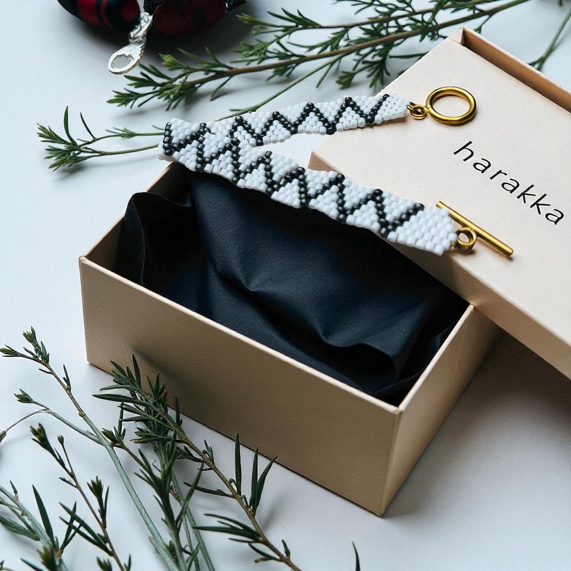 Set Rovnováha S422 – bielo-čierny tkaný náramok Harakka Jewls
Ručne tkaný náramok v kontraste svetla a tieňa
Slovanský šperk pre rovnováhu a pokoj duše