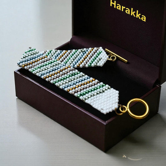 Zelený prameň S421 – pletený náramok v odtieňoch jari Harakka Jewls
Ručne tkaný bielo-zelený náramok so zlatým zapínaním
Náramok Zelený prameň – šperk pre zdravie, pokoj a harmóniu