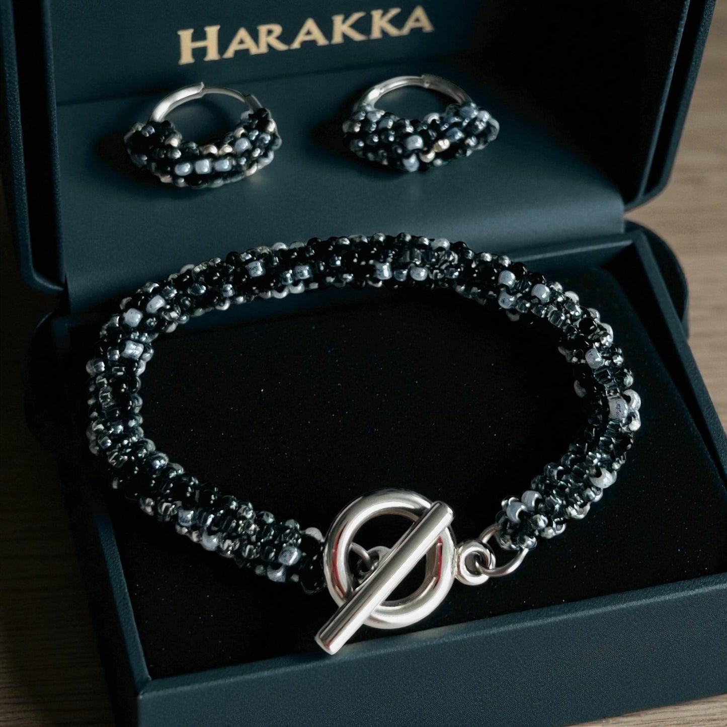Set Tmavý plameň S420 – čierno-strieborný náramok a náušnice Harakka Jewls
Ručne šitý set bez vzorov – Klenoty Slovanov
Čierno-strieborný šperk – symbol sily a vnútornej rovnováhy
