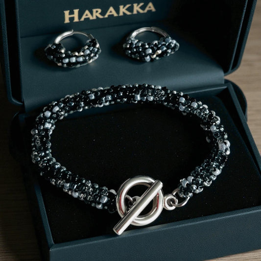 Set Tmavý plameň S420 – čierno-strieborný náramok a náušnice Harakka Jewls
Ručne šitý set bez vzorov – Klenoty Slovanov
Čierno-strieborný šperk – symbol sily a vnútornej rovnováhy