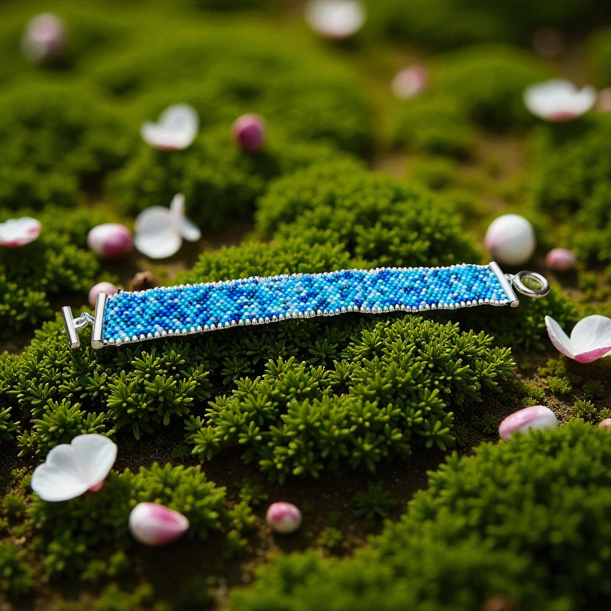 Morský dych – modrý pletený náramok Harakka Jewls
Ručne tkaný modro-tyrkysový náramok so zapínaním z chirurgickej ocele
Elegantný modrý náramok – šperk pre pokoj a intuíciu